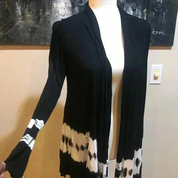 Romeo & Juliet Open Front Black and White Tie Dye Shark Tail Cardigan Size M - Picture 5 of 6